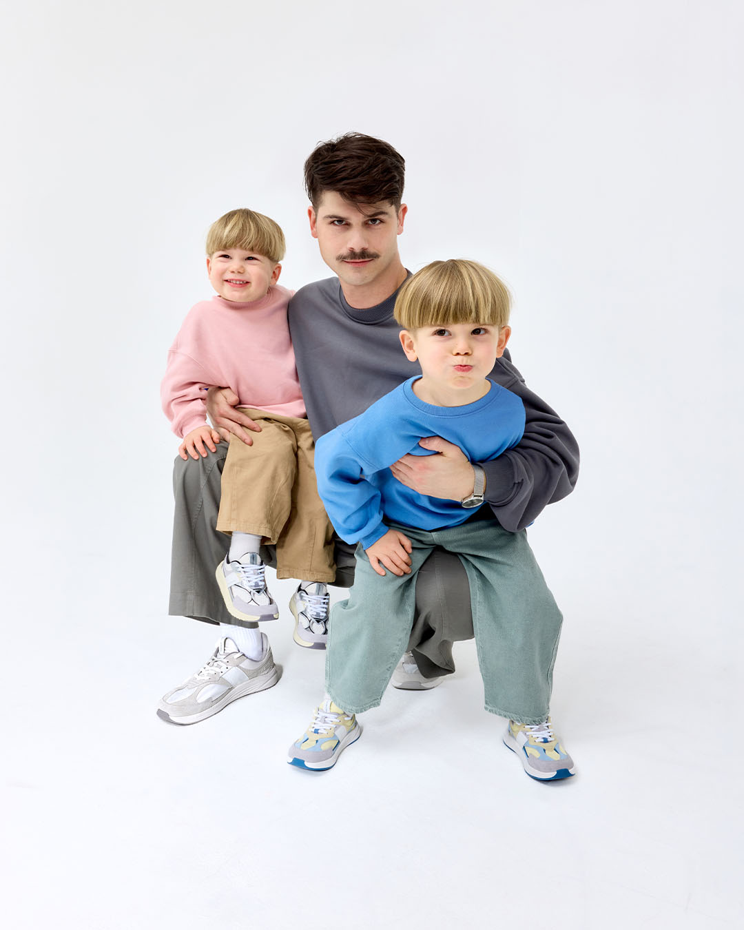 Pour petits et grands pieds : légèreté et mouvement naturel dans toutes les tailles.